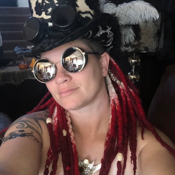 Meet your Posher, Nicole - Picture 1 of 4